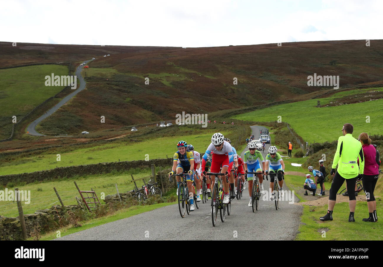 Das Peloton durch Lofthouse während der Frauen Elite Road Race von Bradford nach Harrogate. Stockfoto