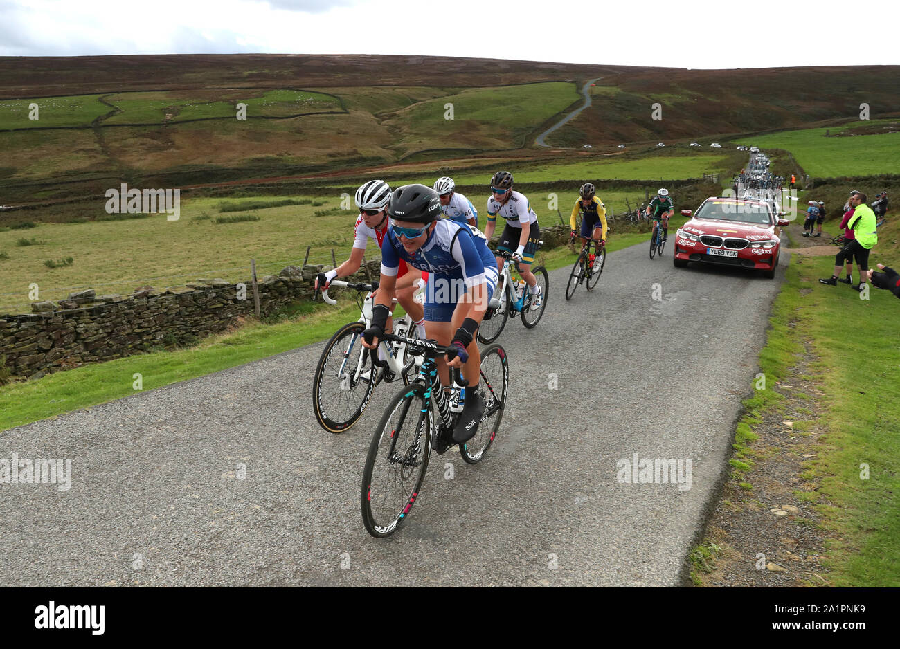 Reiter durch Lofthouse während der Frauen Elite Road Race von Bradford nach Harrogate. Stockfoto