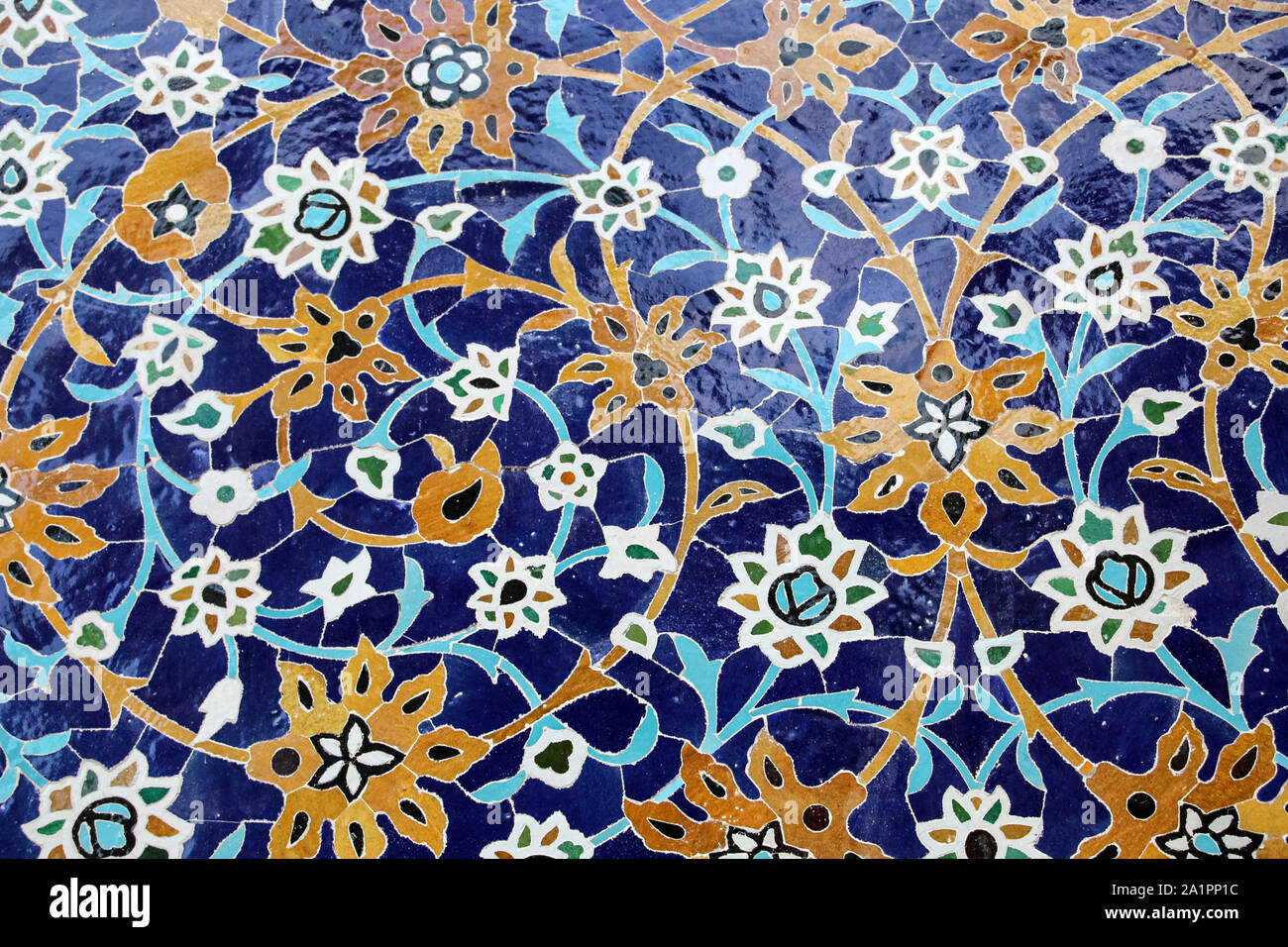 Buntes Mosaik und Fliesen in der traditionellen persischen Stil an der Wand Grab von Scheich Safi al-Din, Ardabil, Norden des Iran. UNESCO-herita Stockfoto