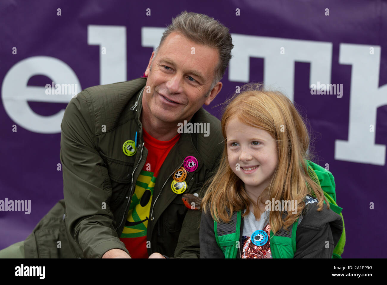 London, Großbritannien. 28. September 2019. Sender und Wildlife expert Chris Packham CBE nimmt an Wald und Tierwelt Protest außerhalb Euston Hauptbahnhof. Stockfoto