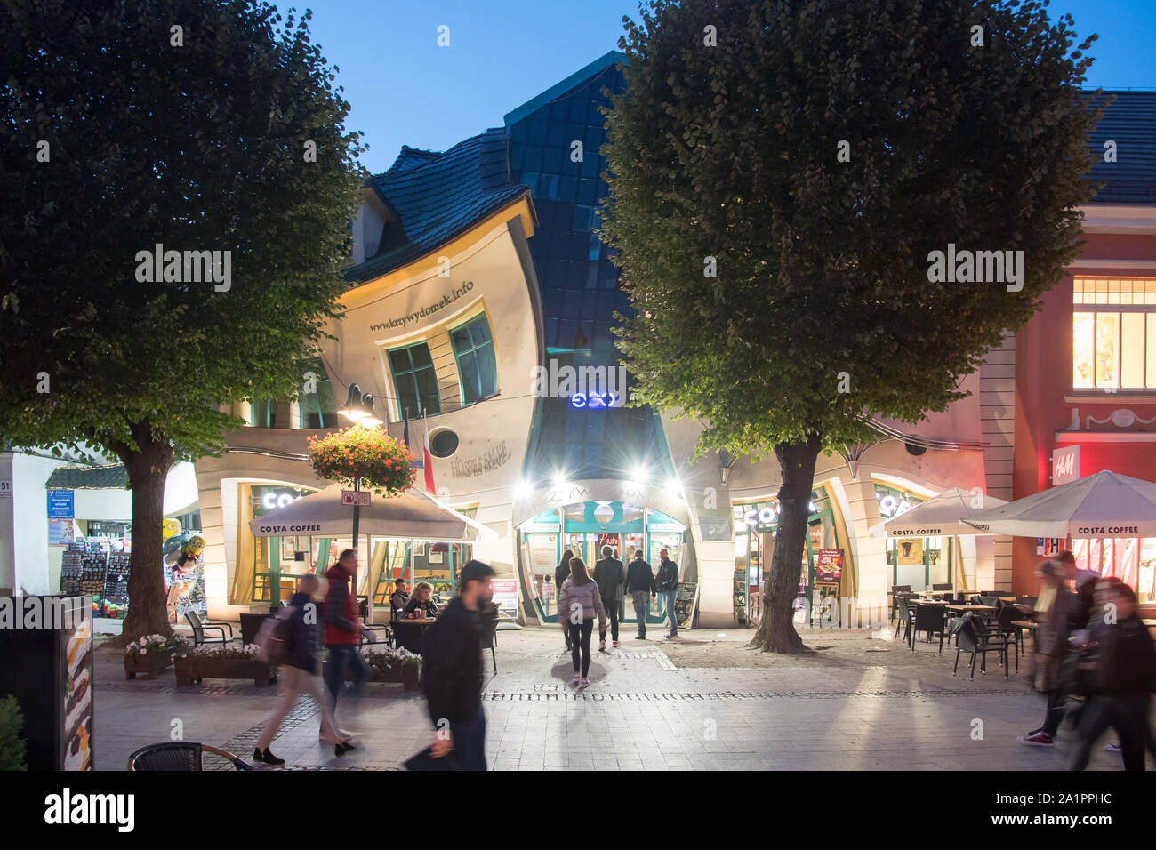 Krzywy Domek (Schief kleines Haus) und Fußgängerzone Helden von Monte Cassino Straße (ulica Bohaterow Monte Cassino Monciak) in Sopot, Polen. Septe Stockfoto