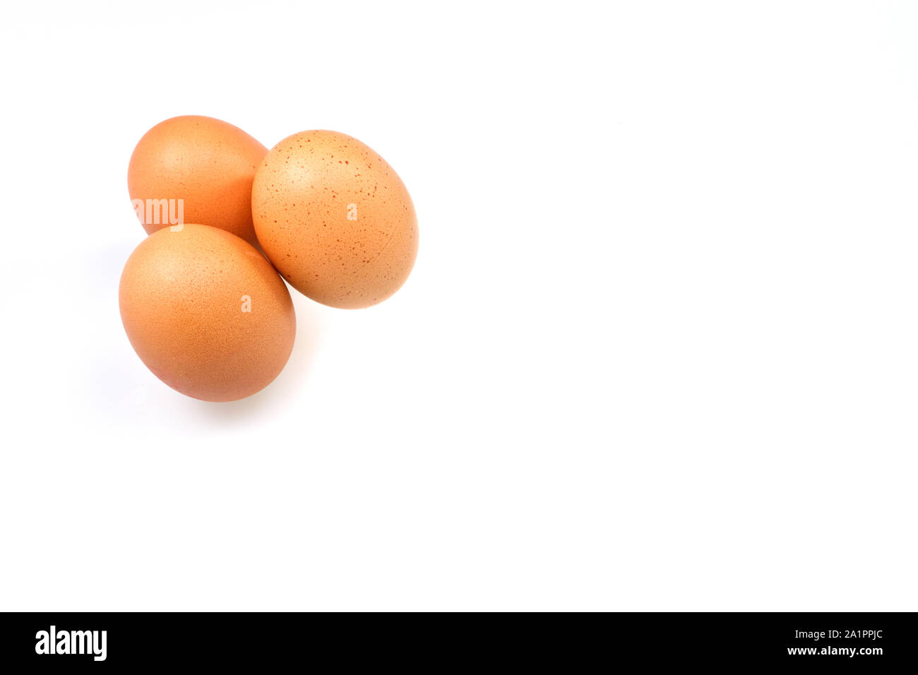 Drei braune Eier auf der weißen Fläche in schrägen Ansicht mit Kopie Raum Stockfoto