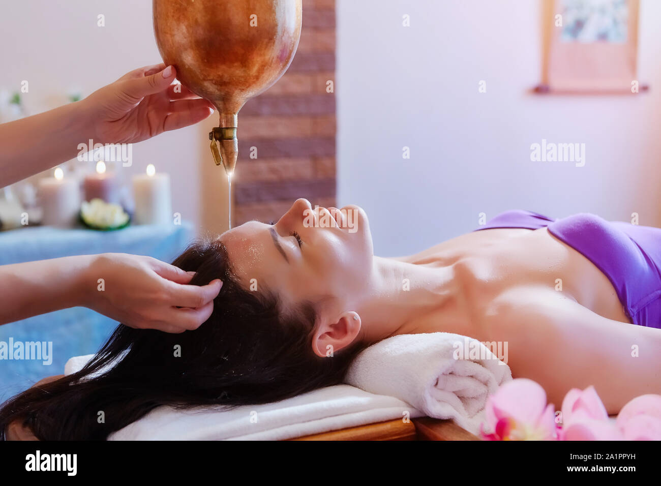 Frau genießen eine Ayurveda öl Massage im Spa. Stockfoto