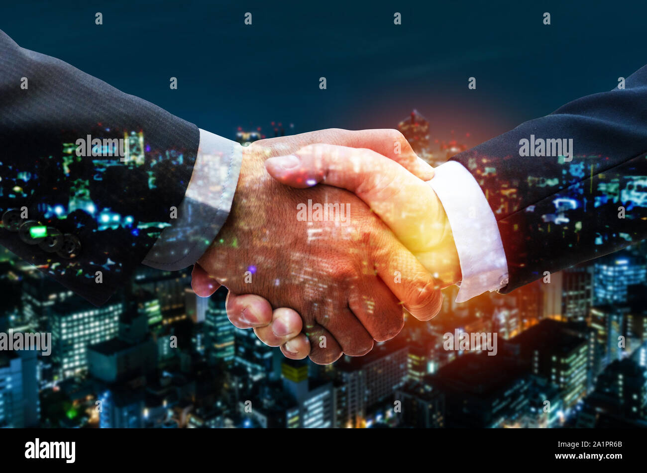 Partnerschaft. Zwei business Mann Investor zitternden Hand nach Projektbesprechung mit bei Sonnenaufgang und modernen Stadtbild Hintergrund, business Handshake Stockfoto