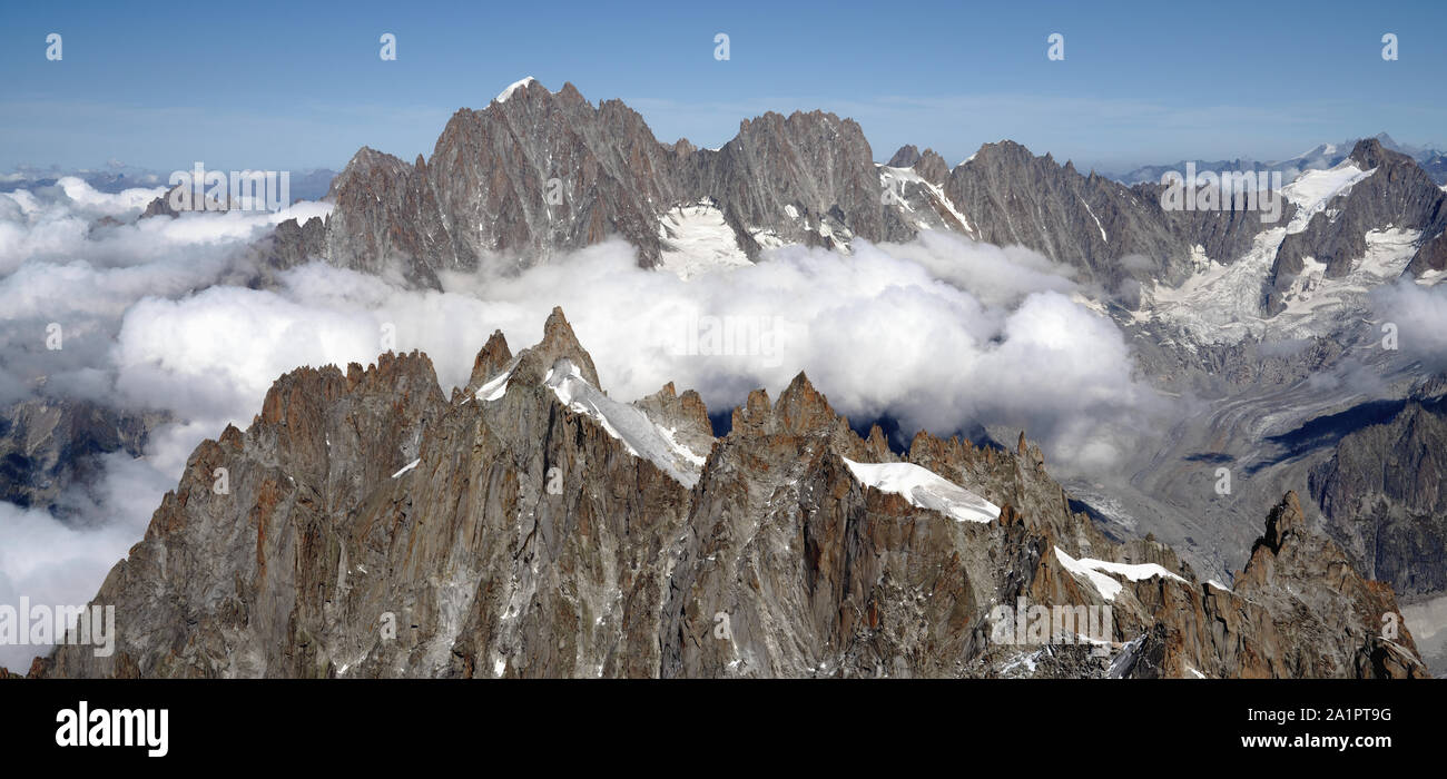 Alpine Landschaft Panorama über den Wolken. Die französischen Alpen mit Aiguille Verte und Les Droites. Mont Blanc Massiv in der Nähe von Chamonix, Haute-Savoie, Frankreich. Stockfoto