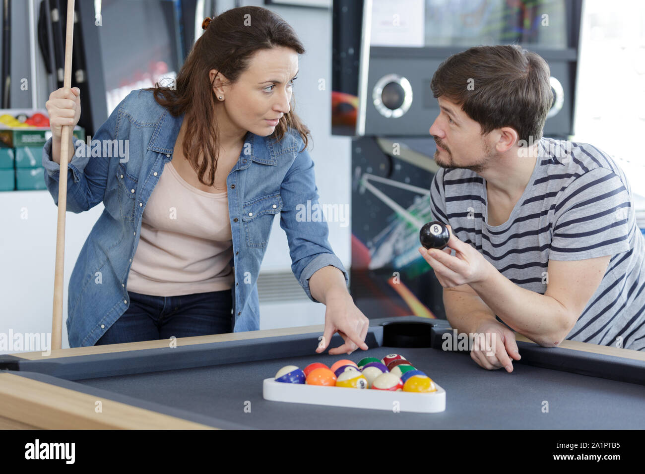 Junges Paar Einrichtung für ein Spiel am Pool Stockfoto