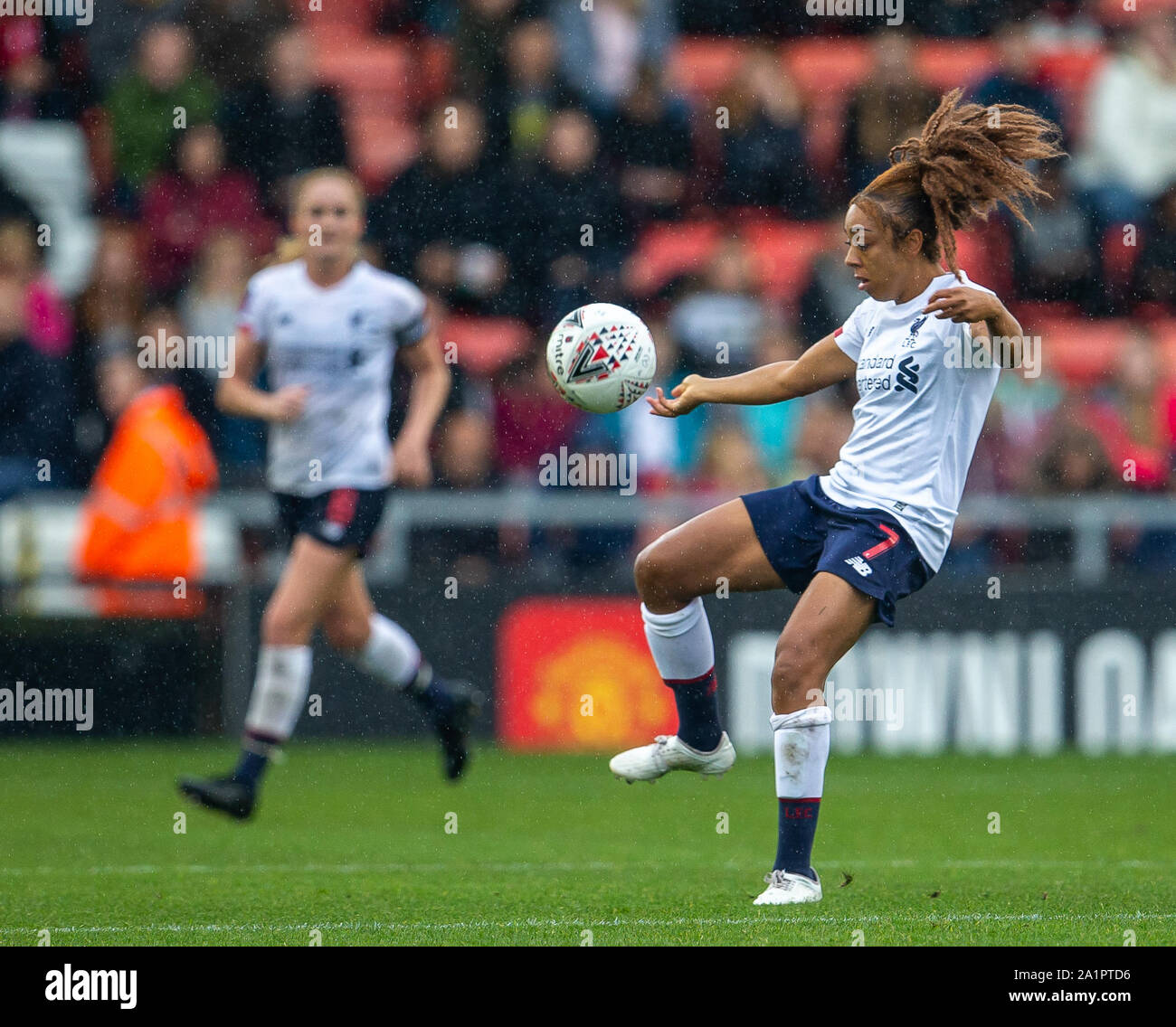 Leigh Sports Village, Lancashire, UK. 28 Sep, 2019. Der FA Frauen Super League, Manchester United Frauen versus Liverpool Frauen; Jessica Clarke von Liverpool FC Frauen steuert eine lose Kugel Credit: Aktion plus Sport/Alamy leben Nachrichten Stockfoto