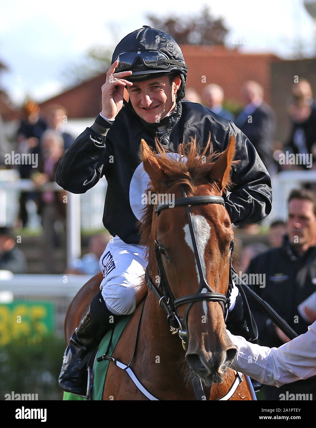 Millisle geritten von Shane Foley nach dem Gewinn der Juddmonte Cheveley Park Stakes am Tag drei Der cambridgeshire Treffen in Newmarket Racecourse. Stockfoto