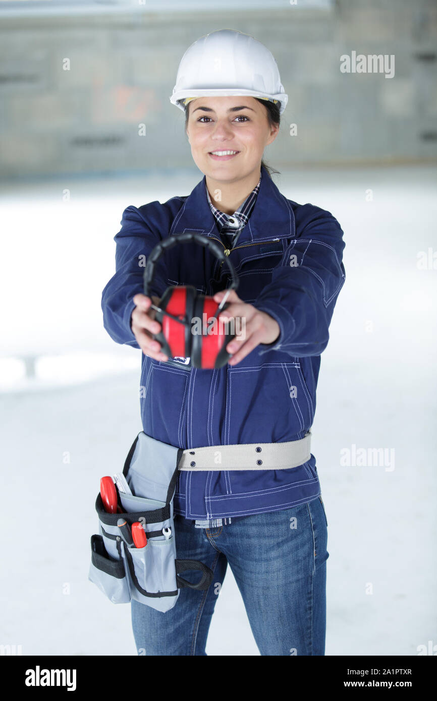 Frau Auftragnehmer mit Geräuschminimierung Stockfoto