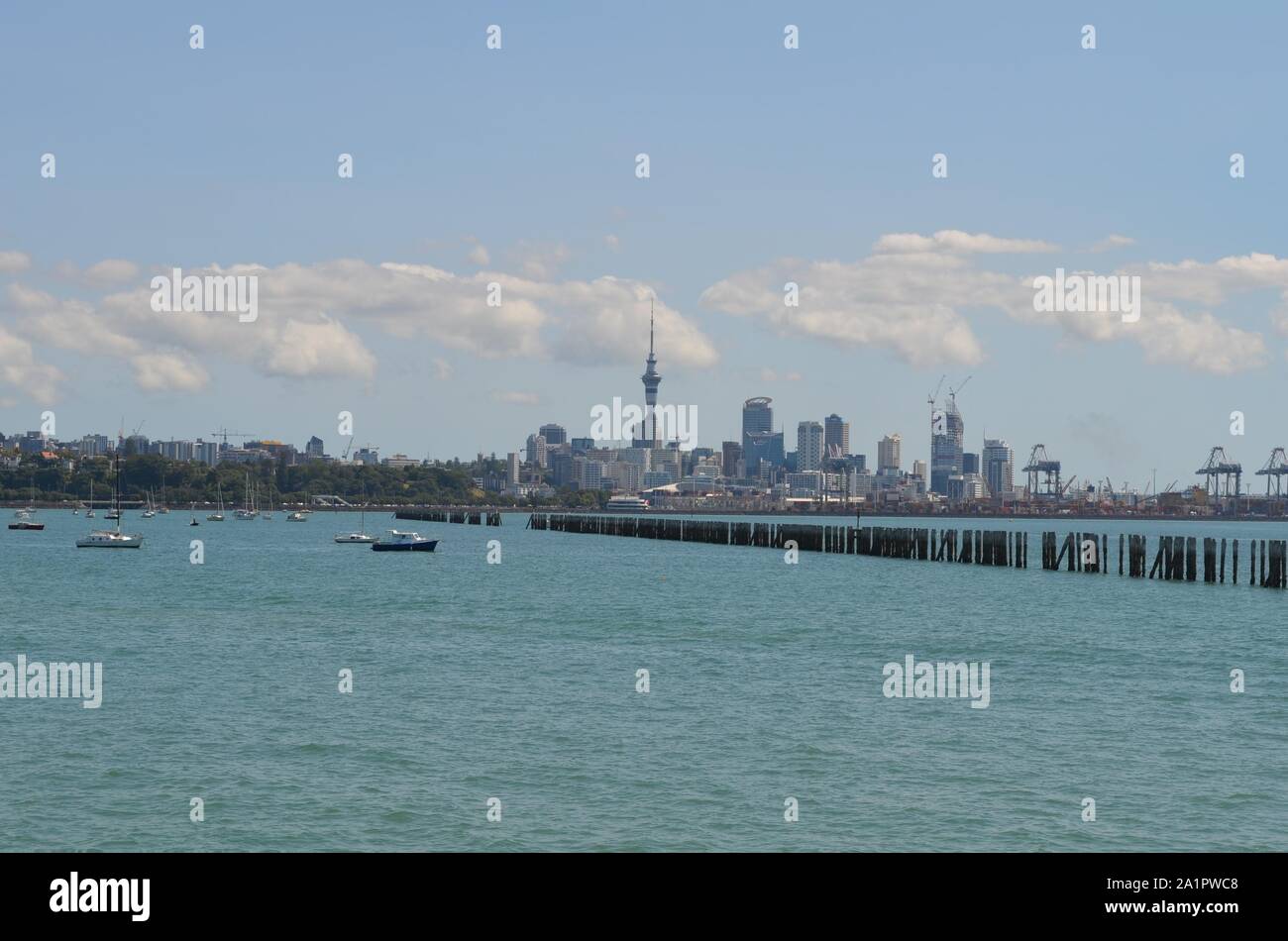 Ein Blick auf die Stadt Auckland über dem blauen Meer, Neuseeland Stockfoto