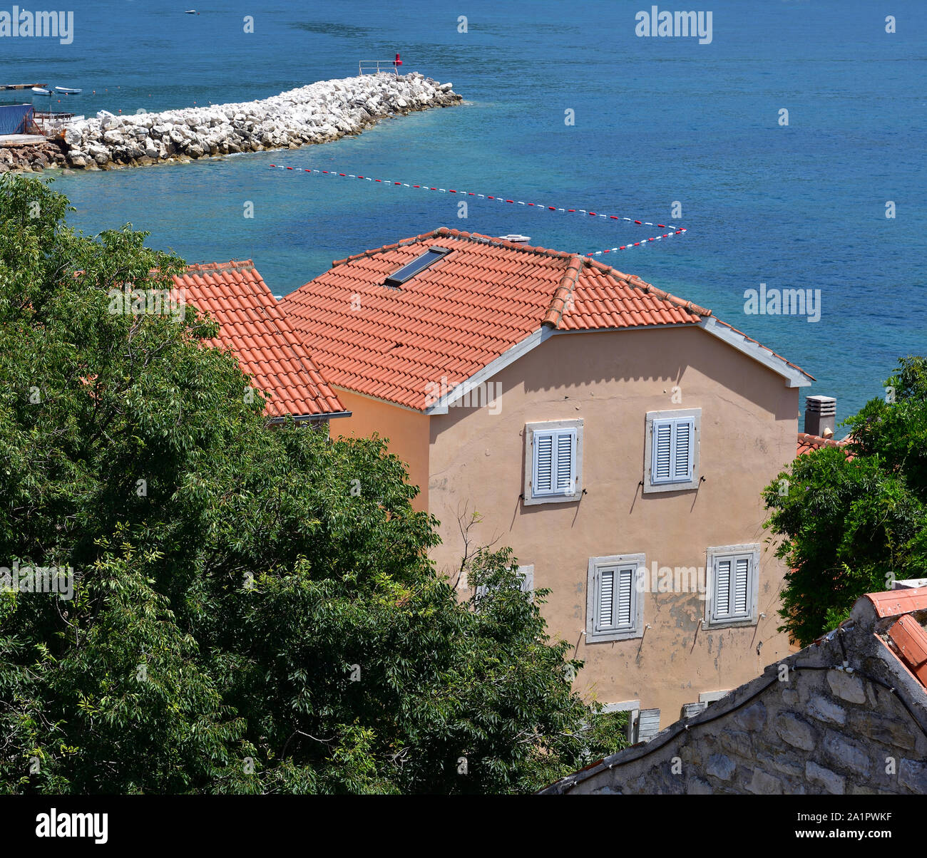 Altes Haus mit einem Ziegeldach an der Küste in Montenegro Stockfoto
