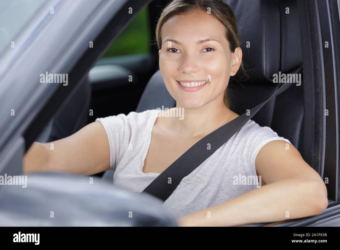 Portrait von Junge attraktive Frau hinter dem Lenkrad im Auto. Stockfoto