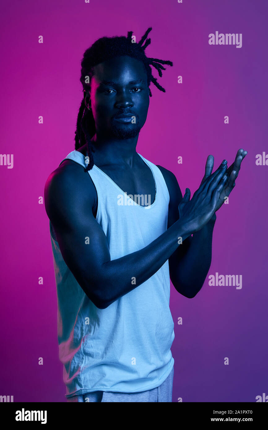 Junge Tänzerin klatschte in die Hände, applouding, afro Kerl mit stilvollen fürchtet seine Handflächen reiben Stockfoto