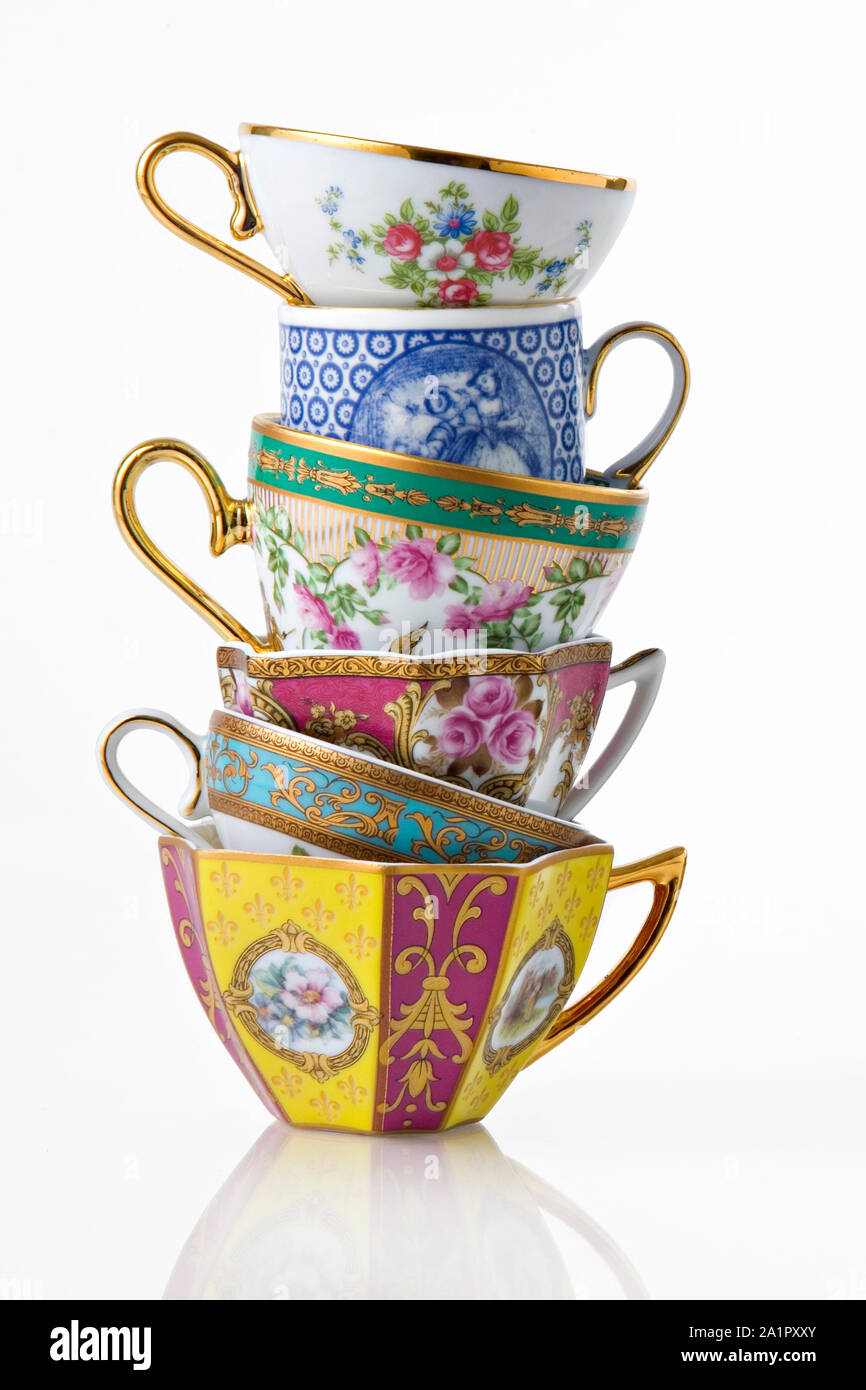 Schöne klassische englische Tee- und Kaffeetassen bilden einen Turm, auf  weißem Hintergrund Stockfotografie - Alamy