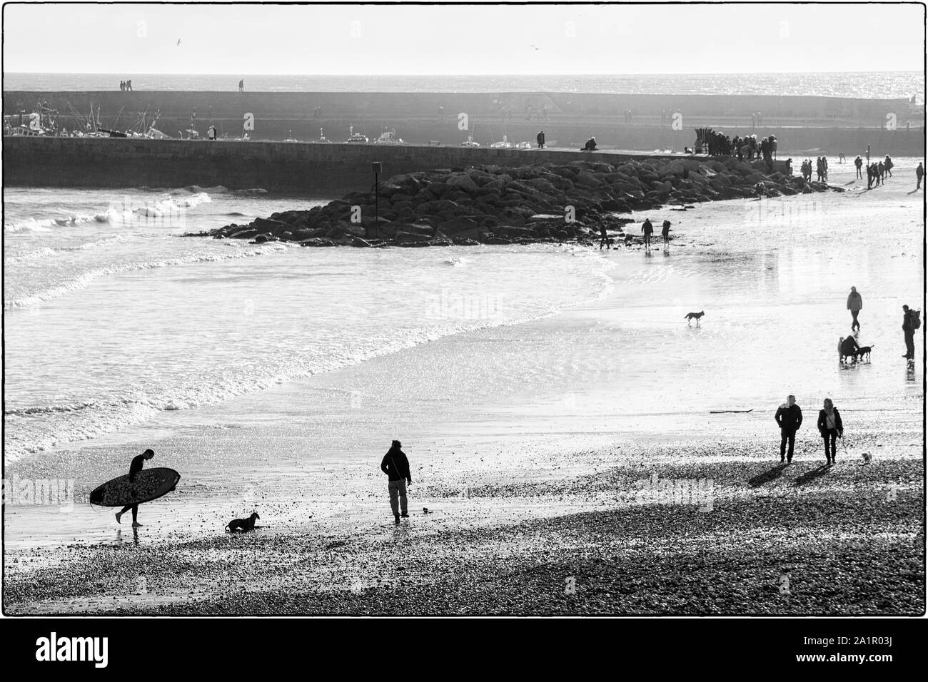 Leben am Strand in Lyme Regist (schwarz und weiß) Stockfoto