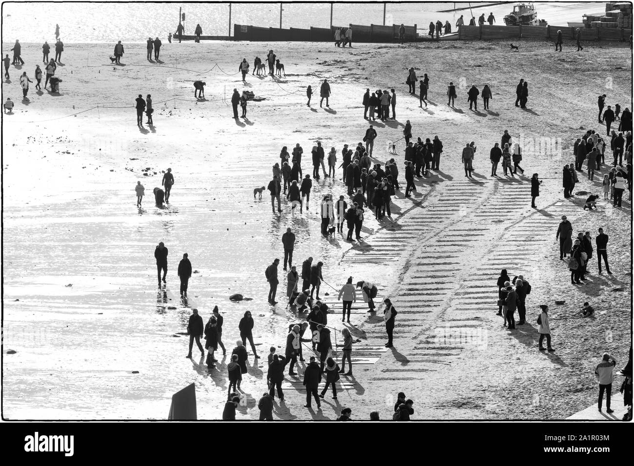 Kratzen Figuren im Sand. Tag der Erinnerung, Lyme Regis, Dorset, England Stockfoto