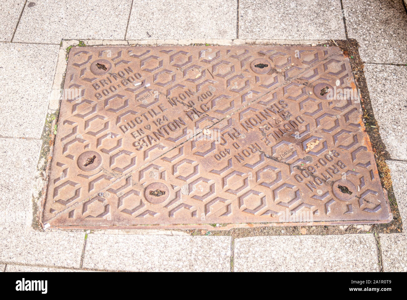 Einstiegöffnung Abdeckung in Southend On Sea, Essex, Großbritannien. Stanton PLC Brite Gusseisen mit Kugelgraphit EN 124 D400 Sphäroguss zwei Teil Abdeckung 900 x 600 Stockfoto