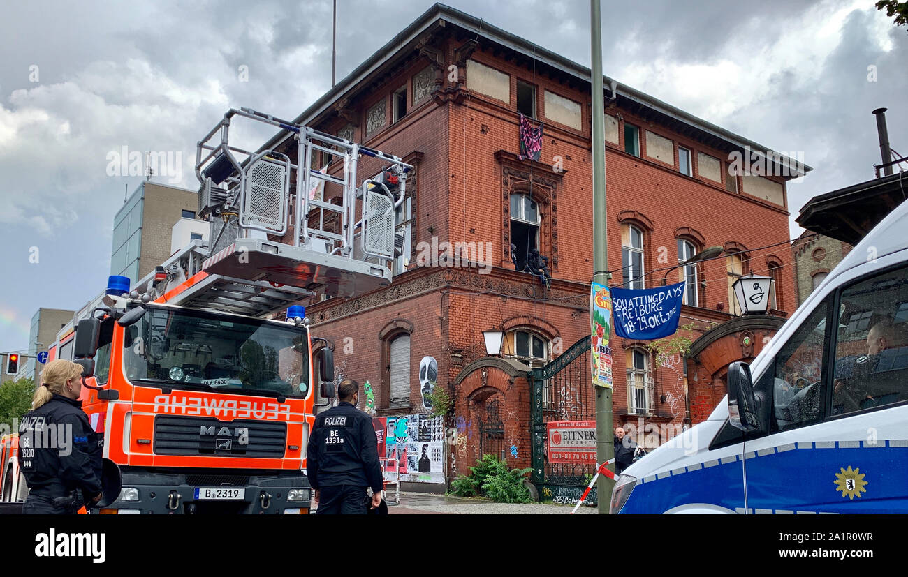 Berlin, Deutschland. 28 Sep, 2019. Polizei und Feuerwehr stehen vor einem leeren industrielle Gebäude im Stadtteil Friedrichshain. Unbekannte Personen mit Kletterausrüstung das Gebäude betreten hatte und besetzten es. Die Polizei steht in Kontakt mit dem Besitzer die nächsten Schritte zu besprechen. Die Lautsprecher auch nicht aus der Evakuierung der Gebäude. Credit: Alexander Blum/dpa/Alamy leben Nachrichten Stockfoto