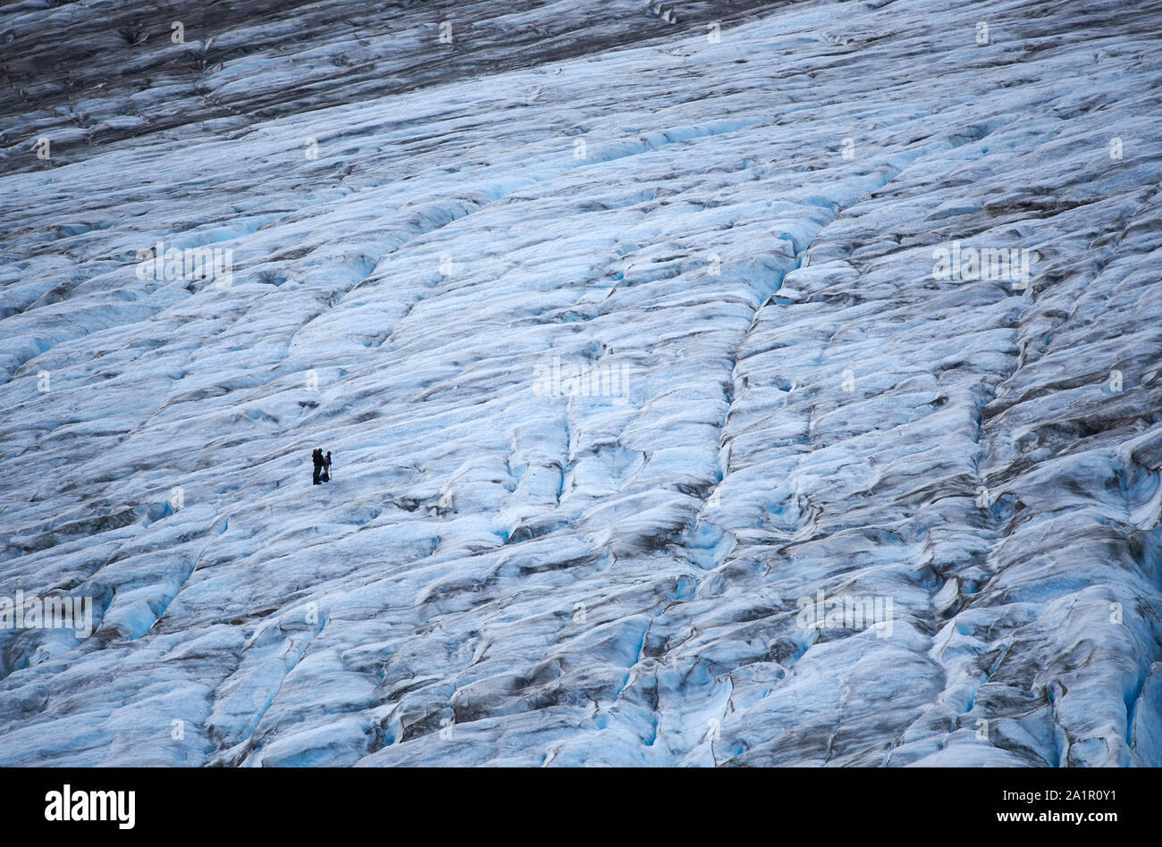 Zwei Wanderer auf einer Gletscherwanderung in der Mitte von Der Exit Glacier im Kenai Fjords National Park Stockfoto