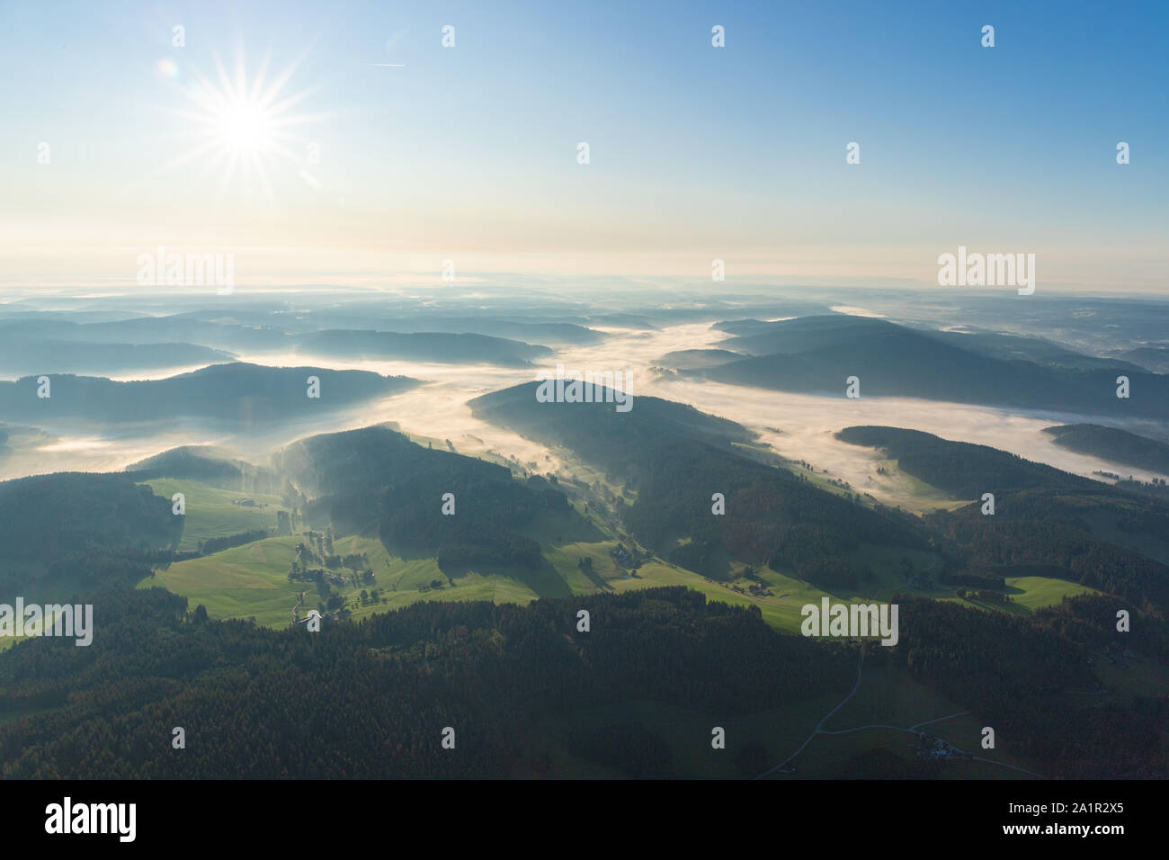 Die schöne Landschaft des Schwarzwaldes mit Nebel am Morgen bei Sonnenaufgang, von einem Heißluft-ballon gesehen, Deutschland Stockfoto