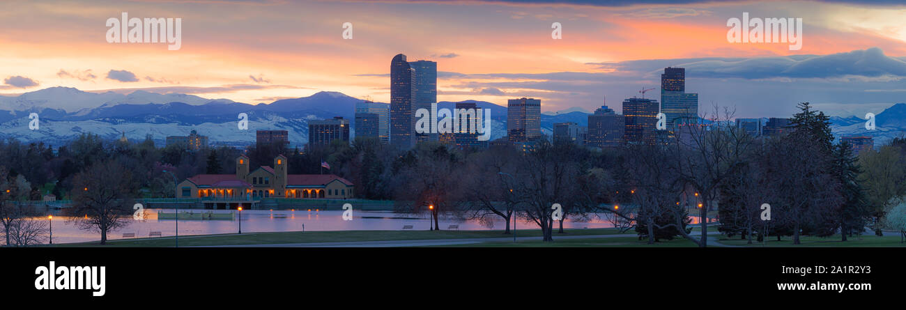 Denver Skyline mit bunten Sonnenuntergang und Mount Evans Stockfoto