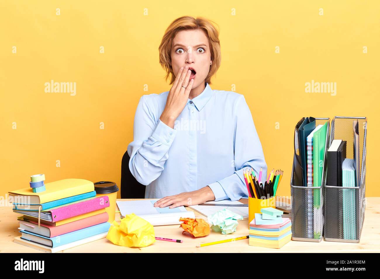 Schockiert emotionale Frau mit abgehört Augen ihren Mund schließen mit einer plam, Portrait