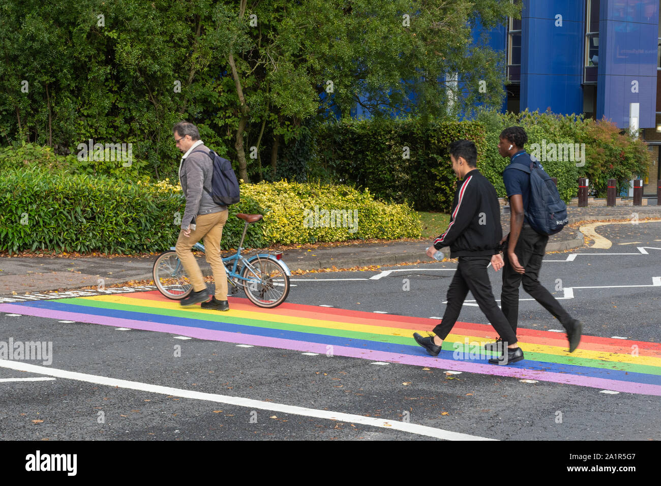 Rainbow Fußgängerüberweg an der Universität von Surrey in Guildford, UK, zur Unterstützung der LGBT-Gemeinschaft Stockfoto