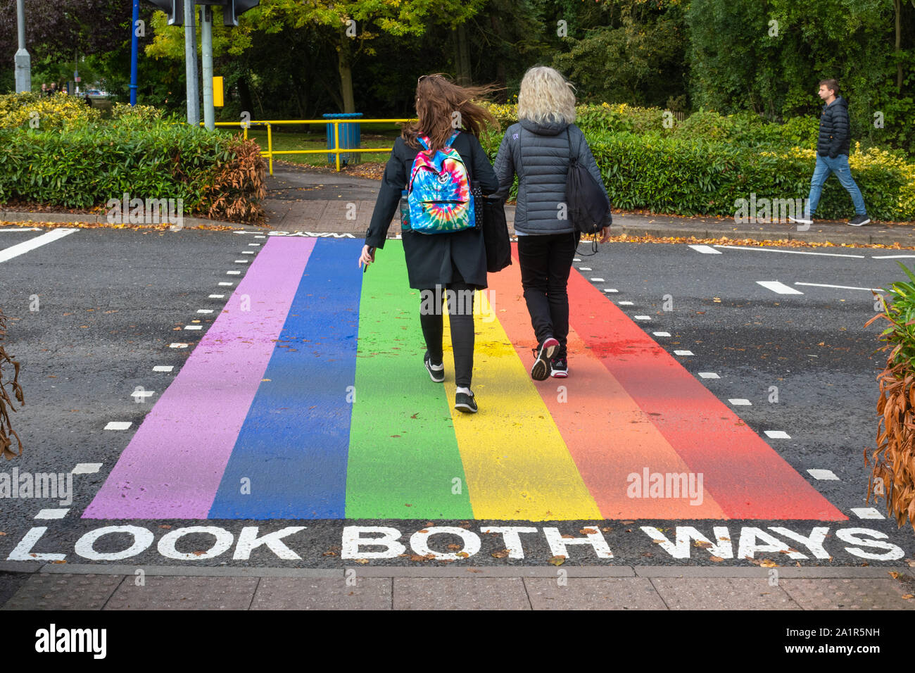 Rainbow Fußgängerüberweg an der Universität von Surrey in Guildford, UK, zur Unterstützung der LGBT-Gemeinschaft Stockfoto