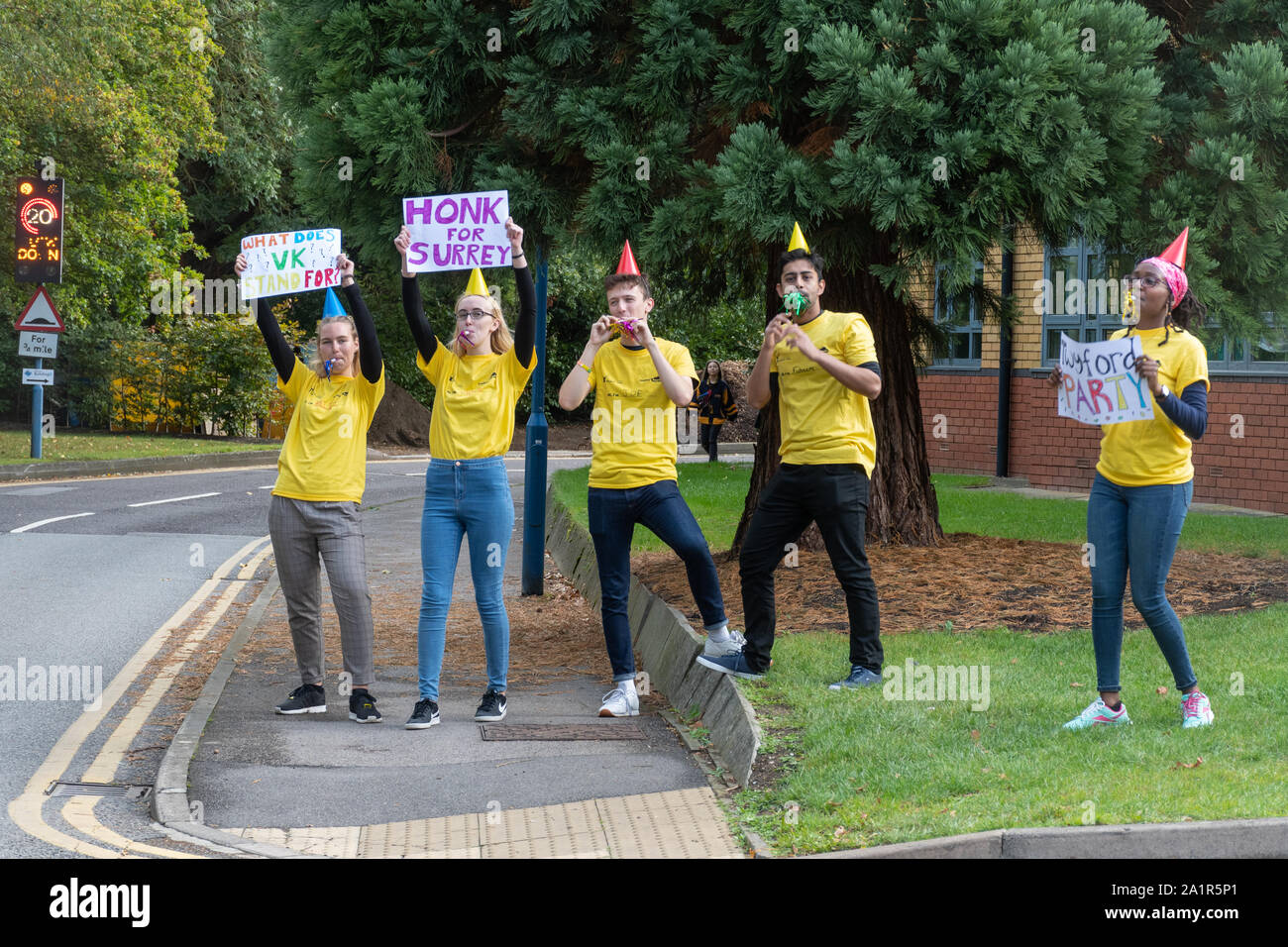 Wechsel in Tag an der Universität von Surrey in Guildford, England, UK. Schüler einladend Studienanfaenger Ankunft auf dem Campus am 28. September 2019 Stockfoto