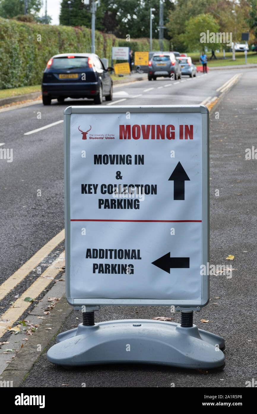 Wechsel in Tag für neue Studenten an der Universität von Surrey in Guildford, England, Großbritannien am 28. September 2019. Den Schildern zum Parkplatz und Schlüsselübergabe. Stockfoto