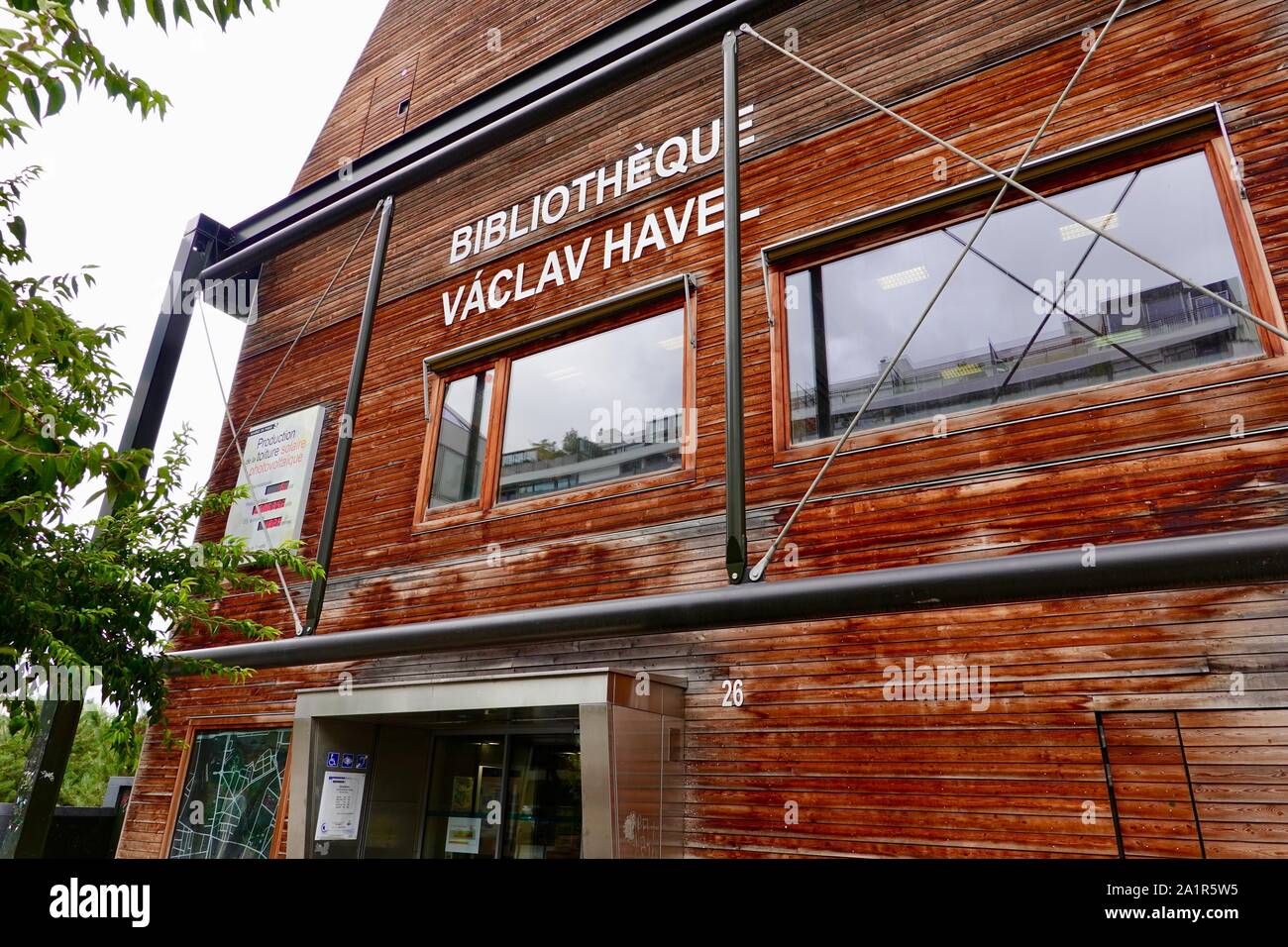 Vaclav Havelbibliothek, Bibliothèque Vaclav Havel, eine öffentliche Bibliothek im 18. Pariser Bezirk, Frankreich in La halle Pajol. Stockfoto