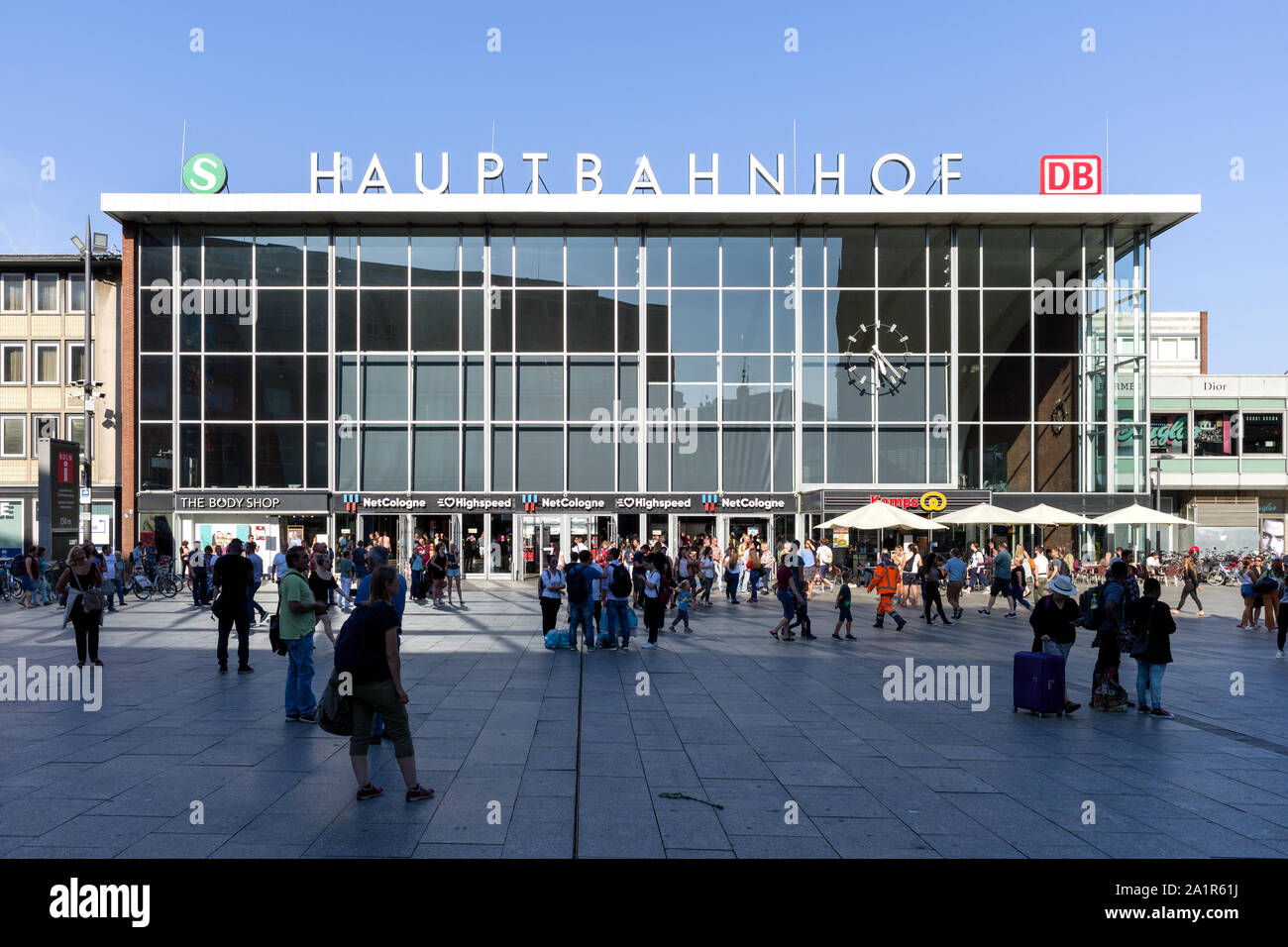 Kölner Hauptbahnhof (Hbf). An einem durchschnittlichen Tag, rund 280.000 Reisende häufiger zum Bahnhof, den fünften geschäftigsten Bahnhof in Deutschland. Stockfoto