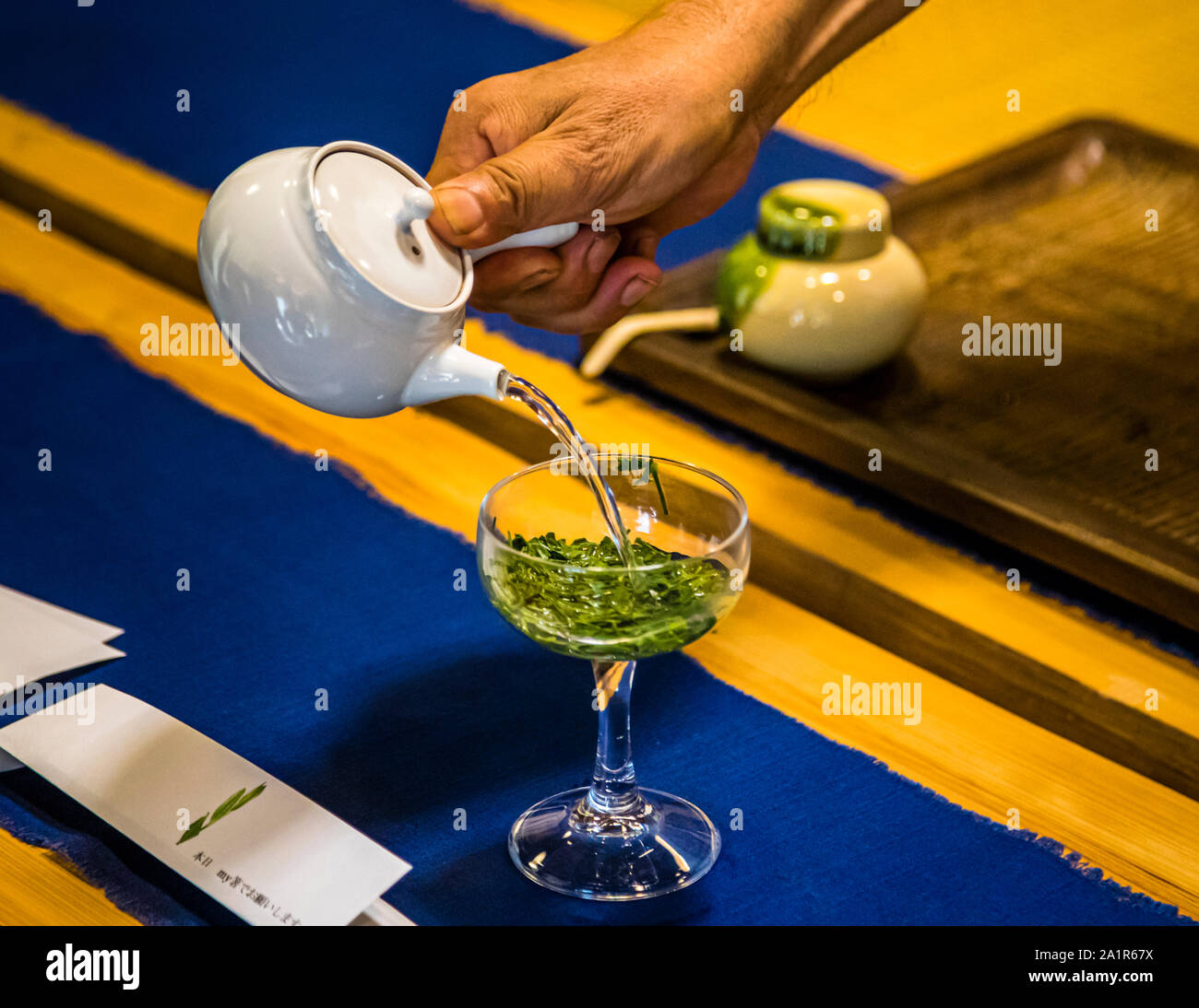 Sencha, der Grünblatt-Tee, wird traditionell in einer Kyusu, einer japanischen Teekane mit Seitengriff, zubereitet. Verkostung von grünem Tee in Shizuoka, Japan Stockfoto