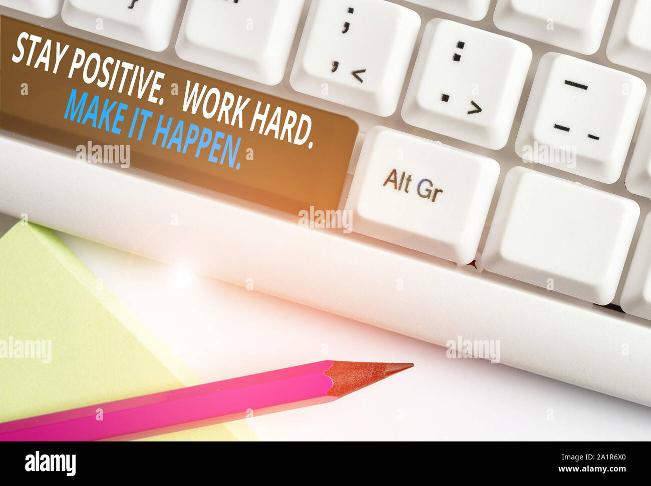 Schreiben Hinweis angezeigt bleiben sie Positiv arbeiten hart um Sie geschehen. Business Konzept für Inspiration Motivation Haltung Weiß pc-Tastatur mit note paper ab Stockfoto