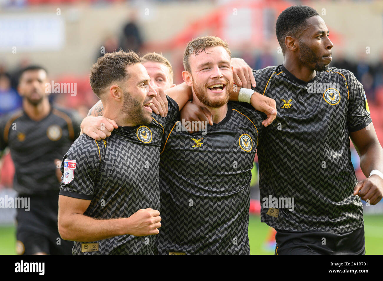 Swindon, UK. 28 Sep, 2019. Mark O'Brien von Newport County Credit: Feiert mit Teamkollegen Robbie Willmott (l) und Jamille Matt (11), nachdem er zählt seine Mannschaften 1. Ziel. EFL Skybet Fußball-Liga zwei, Swindon Town v Newport County an der County in Swindon am Samstag, den 28. September 2019. Dieses Bild dürfen nur für redaktionelle Zwecke verwendet werden. Nur die redaktionelle Nutzung, eine Lizenz für die gewerbliche Nutzung erforderlich. Keine Verwendung in Wetten, Spiele oder einer einzelnen Verein/Liga/player Publikationen. pic von Andrew Orchard sport Fotografie/Alamy leben Nachrichten Stockfoto