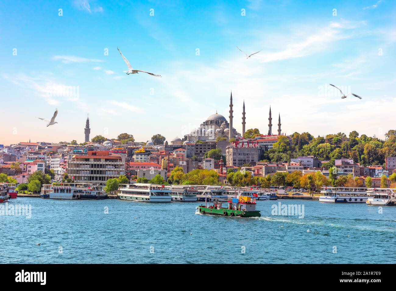 Eminonu Pier und Suleymaniye Moschee in Istanbul, Türkei Stockfoto