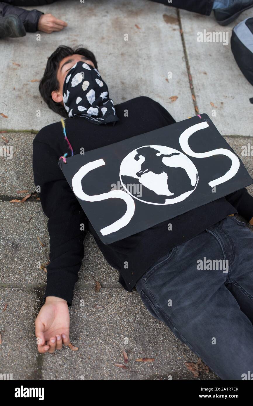 Klima Aktivisten eine sterben - in Chase Bank in Eugene, Oregon, USA. Stockfoto