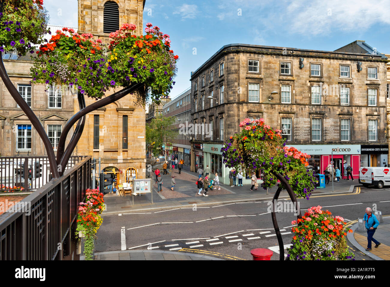 INVERNESS SCHOTTLAND BRIDGE STREET SPÄTSOMMER mit spektakulären BLUMENARRANGEMENTS Stockfoto