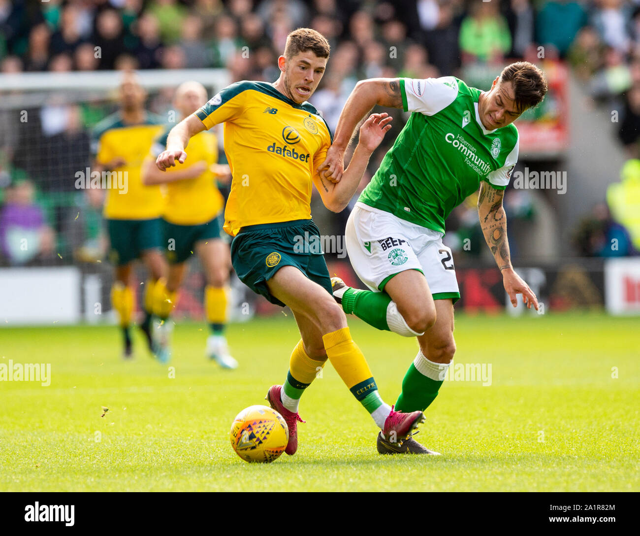 Edinburgh, Schottland, Großbritannien. 28. September 2019. Ladbrokes schottischen Premiereship - Hibernian v Celtic. Easter Road Stadium, Edinburgh, Midlothian, Großbritannien. 28 Sep, 2019. Bild zeigt: Keltische Mittelfeldspieler, Ryan Christie, bekommt das bessere der Schwedischen Hibs" Mittelfeldspieler, Melker Hallberg, wie Hibs spielen Wirt zu Celtic bei Easter Road Stadium, Edinburgh. Credit: Ian Jacobs/Alamy leben Nachrichten Stockfoto