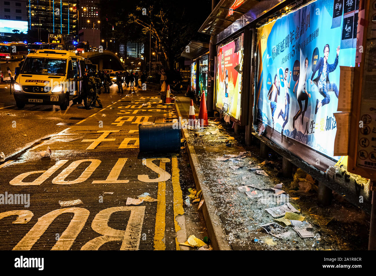 Hongkong, China. 28 Sep, 2019. Eine Reklameanzeige Lightbox ist gesehen außerhalb der zentralen Regierung in die Admiralität Bereich während der 5-jährige Jubiläum der 2014 Regenschirm Bewegung, Hong Kong vandalized. Tausende von Menschen in Hongkong versammelte sich am 28. September den fünften Jahrestag der 'Umbrella Bewegung "Kredit zu markieren: Keith Tsuji/ZUMA Draht/Alamy leben Nachrichten Stockfoto