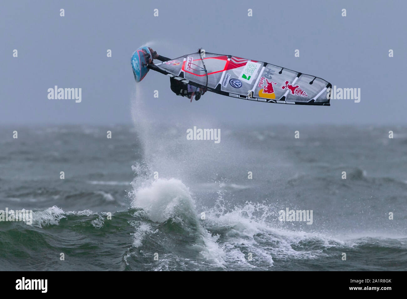 Westerland, Deutschland. 28 Sep, 2019. Vier Weltmeister Philip Köster aus Deutschland springt bei einem Wettbewerb. Die besten Windsurfer der Welt wird ab 27.09.2019 zu 06.10.2019 für die 36 Wm vor der Nordseeinsel Sylt. Credit: Frank Molter/dpa/Alamy leben Nachrichten Stockfoto