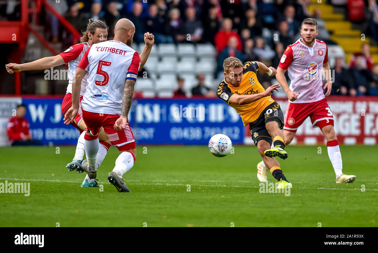 Stevenage, Großbritannien. 28 Sep, 2019. George Maris von Cambridge United FC schießt für Ziel während der efl Sky Bet Liga 2 Übereinstimmung zwischen Stevenage und Cambridge United am Lamex Stadion, Stevenage, England am 28. September 2019. Foto von Phil Hutchinson. Nur die redaktionelle Nutzung, eine Lizenz für die gewerbliche Nutzung erforderlich. Keine Verwendung in Wetten, Spiele oder einer einzelnen Verein/Liga/player Publikationen. Credit: UK Sport Pics Ltd/Alamy leben Nachrichten Stockfoto