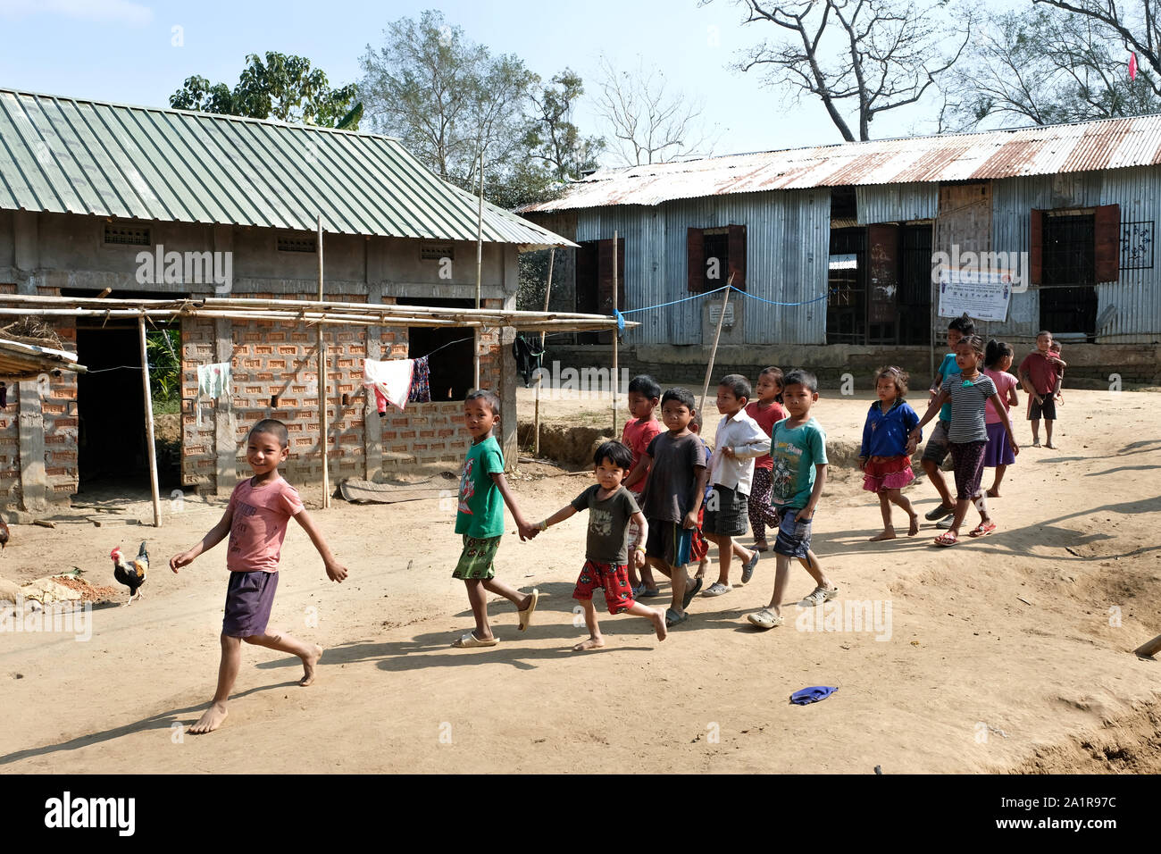 Die Schüler verlassen die Schule auf dem Weg nach Hause, Udasing Dorf, Manipur state, im Nordosten Indiens. Stockfoto