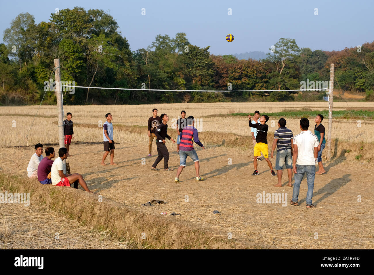 Gruppe von Jungs, Netball Spiel auf einem trocken geerntete Reisfeld im Bundesstaat Tripura, Nordosten von Indien Stockfoto