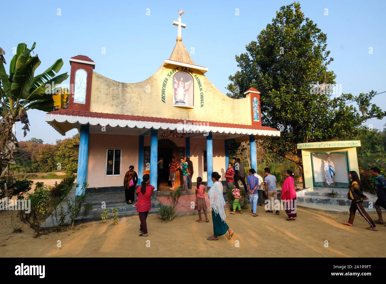 Gläubige Christen an der katholischen St. Paul's Kirche im Dorf Kachuchera, Bundesstaat Manipur im Nordosten Indiens. Stockfoto