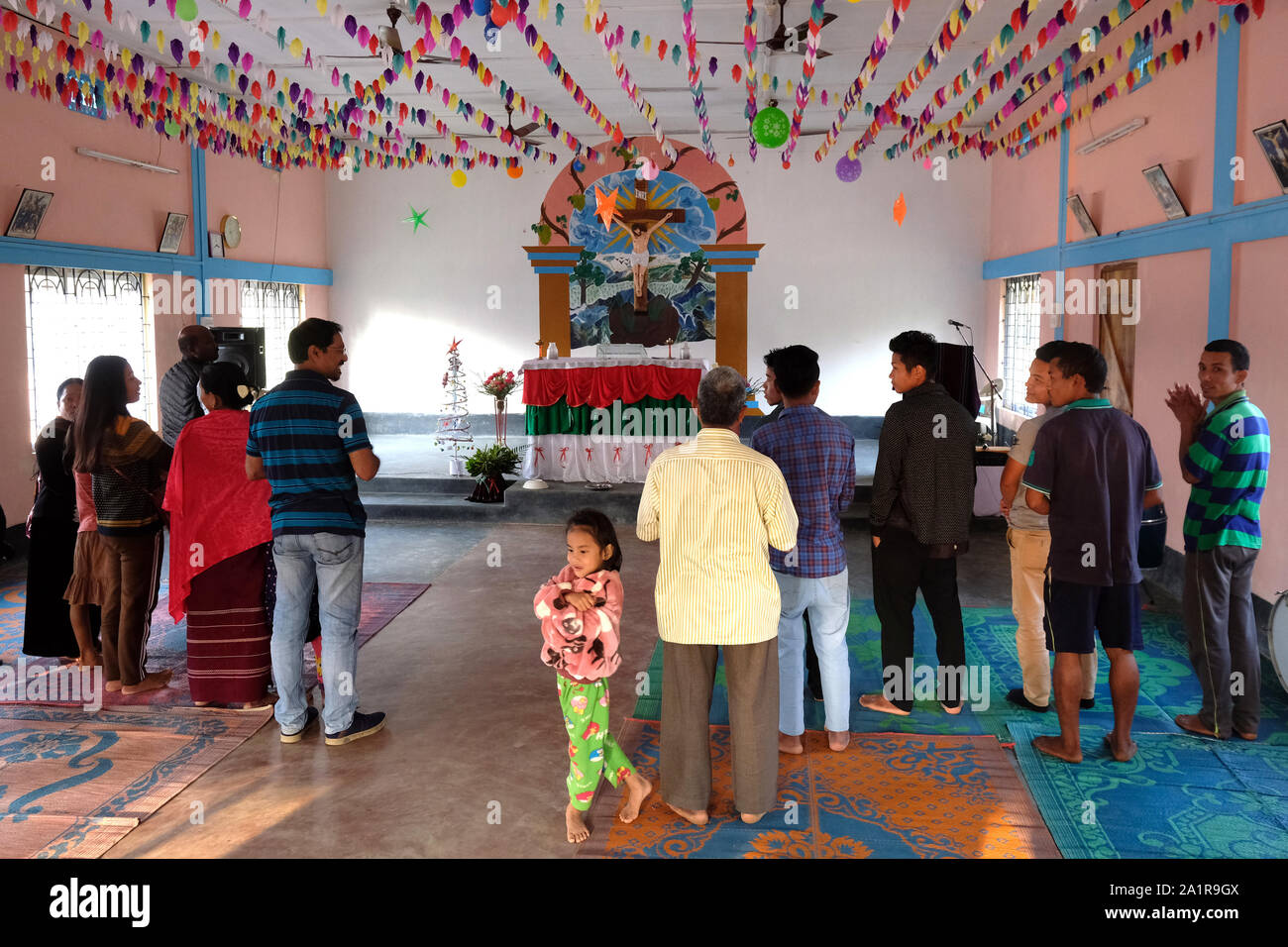 Gläubige Christen Gottesdienst in der katholischen St. Paul's Kirche im Dorf Kachuchera, Bundesstaat Manipur im Nordosten Indiens. Stockfoto