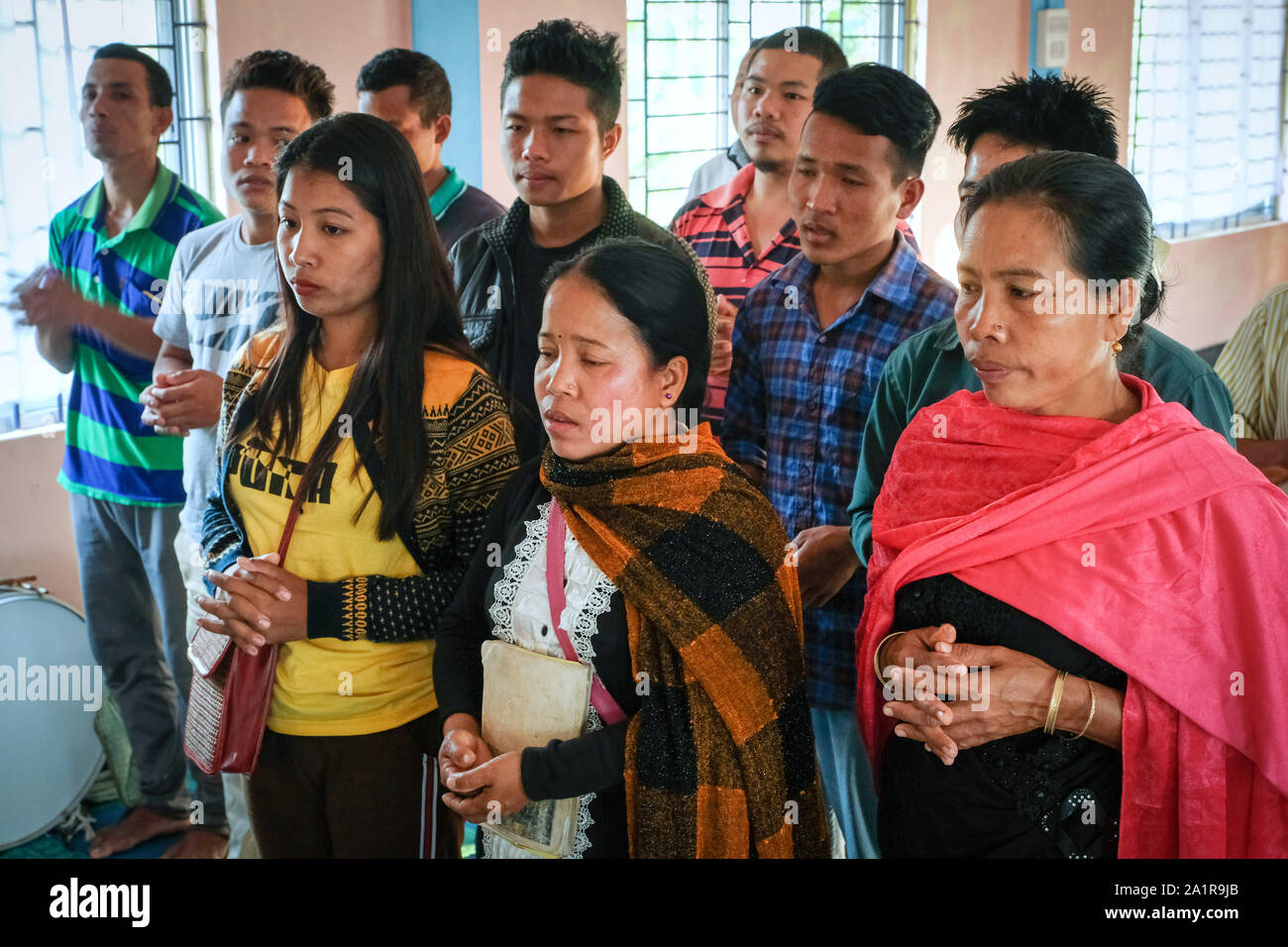 Gläubige Christen Gottesdienst in der katholischen St. Paul's Kirche im Dorf Kachuchera, Bundesstaat Manipur im Nordosten Indiens. Stockfoto