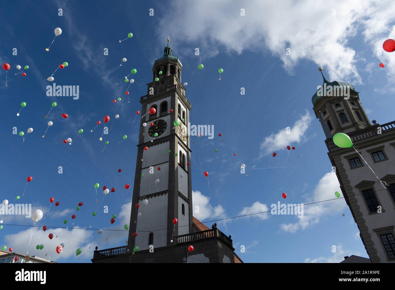 Turamichele Feier mit Ballons vor Perlach in Augsburg, Deutschland, Bayern Stockfoto
