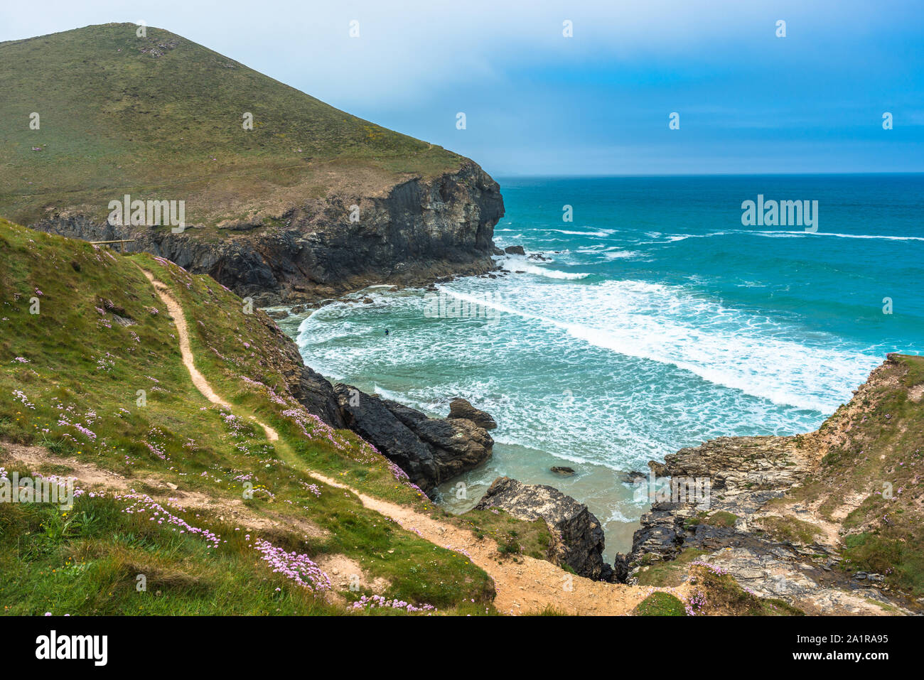 Atemberaubende Küstenlandschaft an der Kapelle Porth auf der hl. Agnes Heritage Coast in Cornwall, England, Großbritannien. Stockfoto