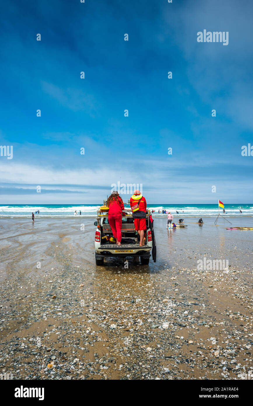 RNLI Lifeguards auf porthtowan Strand an der West Küste von Cornwall, England, Großbritannien. Stockfoto